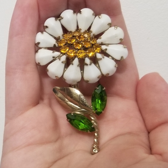 Vtg unsigned milk glass & rhinestone daisy brooch, should be Weiss - Picture 10 of 13